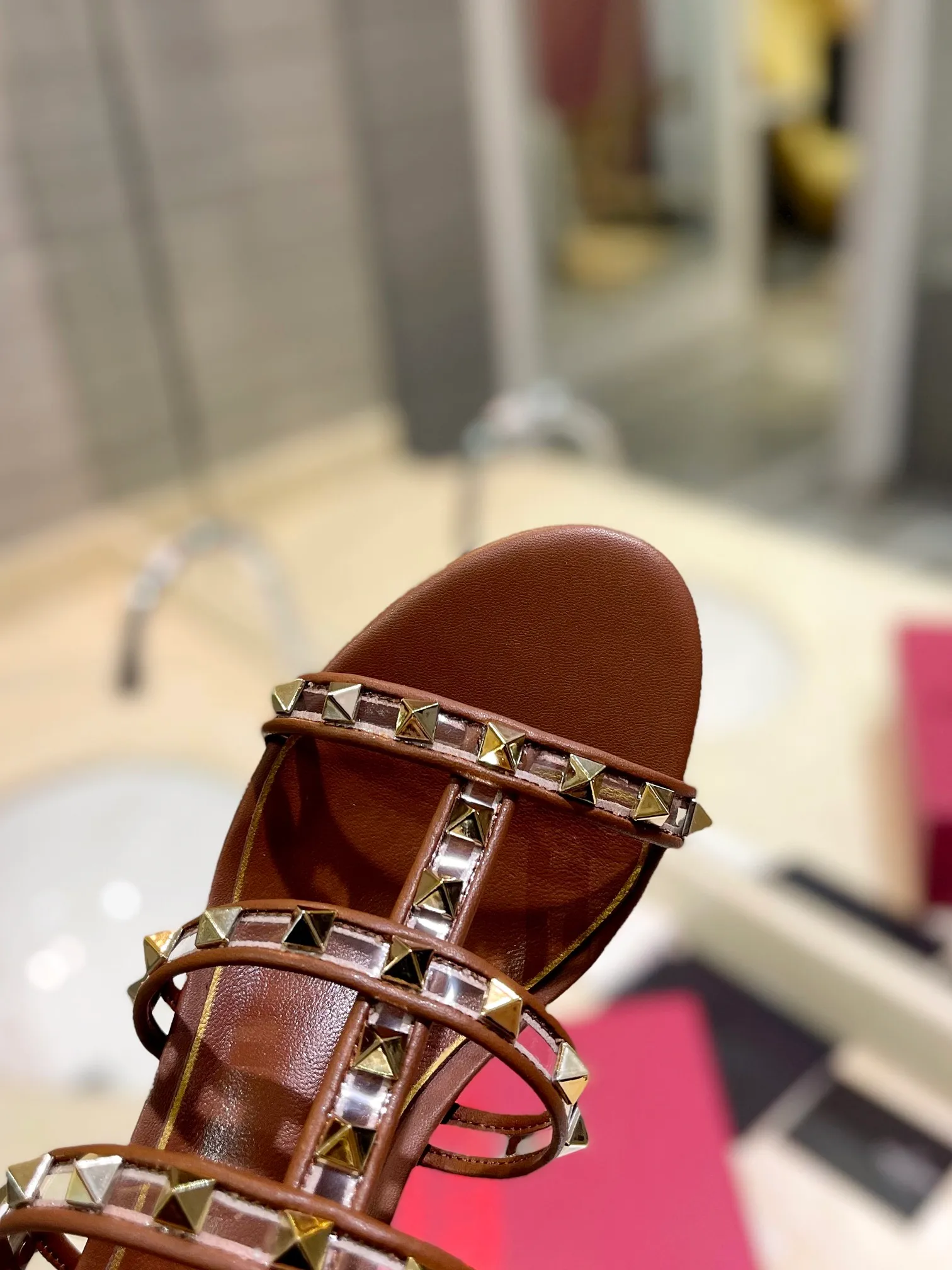 👟👟Ex-factory price 500👟👟 𝑉𝐴𝐿𝐸𝑁𝑇𝐼𝑁𝑂 Valentino ♡ͥ | ²º²⁴💫Purchasing agent level🔍Same color The classic king-shaped slippers with crystal heels are also so beautiful The particularly high-quality hardware brings out a full sense of high-end. After putting it on your feet, you will be stunned and look super slim! The new season lives up to expectations! Worth buying ★Imported cowhide is absolutely high-grade ❥Original method is absolutely sensual ❥Elegant style creates a different feeling🙈 Simple temperament style!  ♡ show bdetails ———————————— ⊿▸: Size｜35-40 (customized at 40.41.42) ⊿▸: Material｜Imported sheepskin + Pvc ⊿▸: Material | Padded sheepskin ⊿▸: Material | Italian🇮🇹 genuine leather outsole ⊿▸: Heel height｜6cm